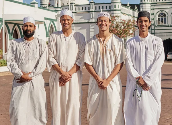 モスクのハッピー ハッジとイスラム教徒の男性は 一緒にメッカのラマダーンの信仰とグループを祈るために 宗教と精神的な旅のための聖地への巡礼中のイスラムの友人の肖像画 — ストック写真