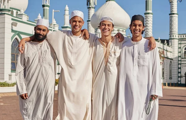 モスクのハッピー ハッジとイスラム教徒の男性は 一緒にメッカのラマダーンの信仰とグループを祈るために 宗教と精神的な旅のための聖地への巡礼中のイスラムの友人の肖像画 — ストック写真