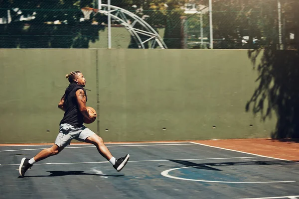 Молодий Чорний Чоловік Баскетбольна Фітнес Тренування Відкритому Повітрі Біг Корті — стокове фото