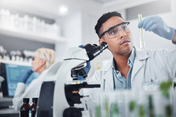 Schwarzer Mann Wissenschaftler Und Labor Mit Reagenzglasforschung Mikroskop Und Fokus — Stockfoto