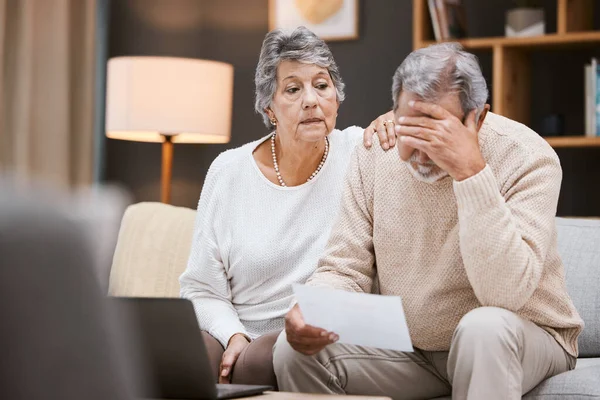 财政和老年夫妇计划退休 抵押贷款焦虑和悲哀的退休金文件 面临金融危机和保险错误的抑郁 审计和老年男女 — 图库照片