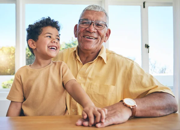 Feliz Sonrisa Retrato Abuelo Hijo Para Vínculo Familiar Generaciones Relajarse —  Fotos de Stock