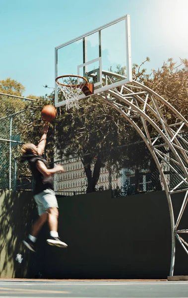 Hoppande Man Basketplan Och Scoring Mål Fitness Träning Träning Eller — Stockfoto