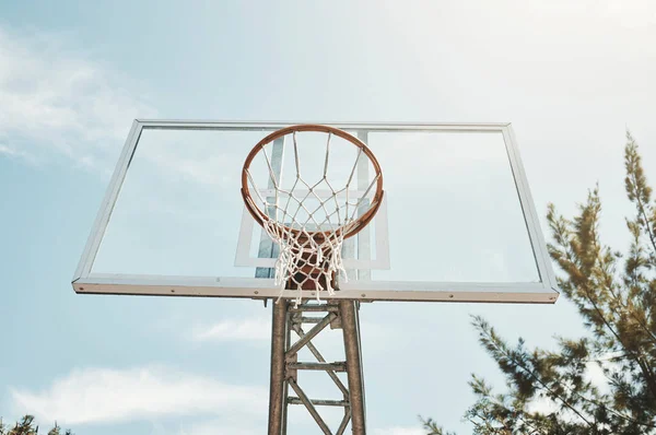 バスケットボール スポーツ フィットネスは 以下からゲーム または競争力のあるイベントの屋外の裁判所でフープを使用してください 夏の晴れた空の日に外のスポーツ機器と運動 ネット — ストック写真