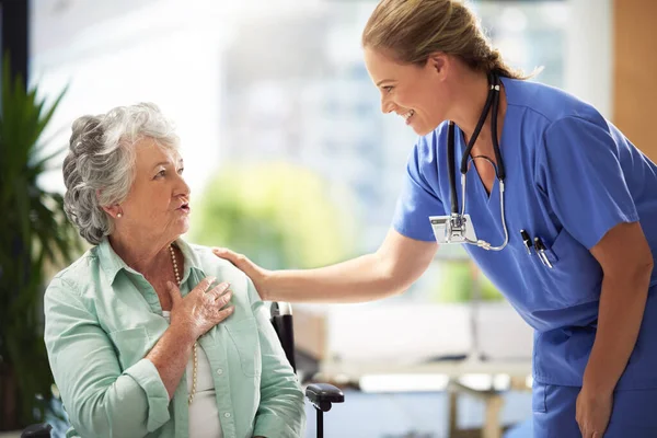 Heeft Helende Hand Schot Van Een Verzorger Een Verpleeghuis Met — Stockfoto