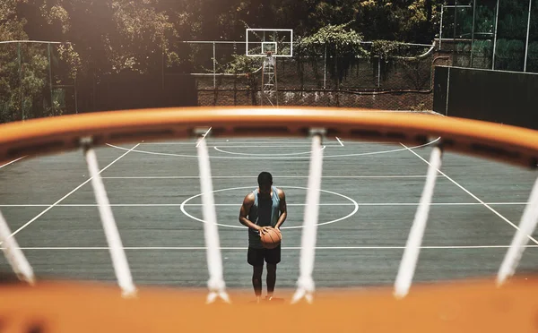 トレーニングを目的としたネットとバスケットボールの男 練習や裁判所で健全なスポーツのための練習 トレーニング フィットネス 健康の撮影のための黒人男性 バスケットボール選手 バスケットボールコート — ストック写真