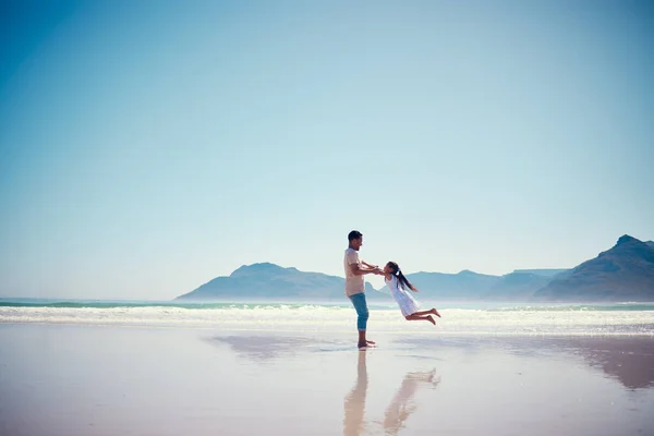 Mockup Padre Hija Jugando Playa Juntos Durante Las Vacaciones Verano — Foto de Stock