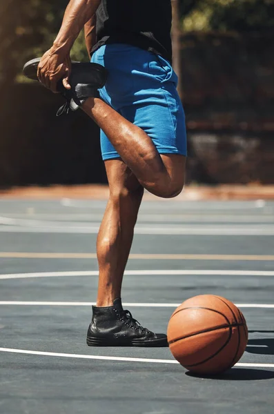 フィットネス バスケットボール ワークアウトと筋肉の準備のための屋外コートに足を伸ばす男 筋肉質 スポーツゲームのトレーニング演習のために立ち上がると強く 運動選手の男性 — ストック写真