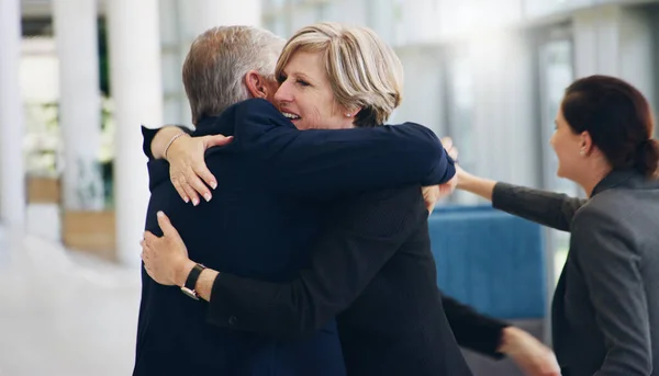 Gratulacje Udało Się Przycięte Ujęcie Dwóch Dojrzałych Biznesmenów Przytulających Się — Zdjęcie stockowe