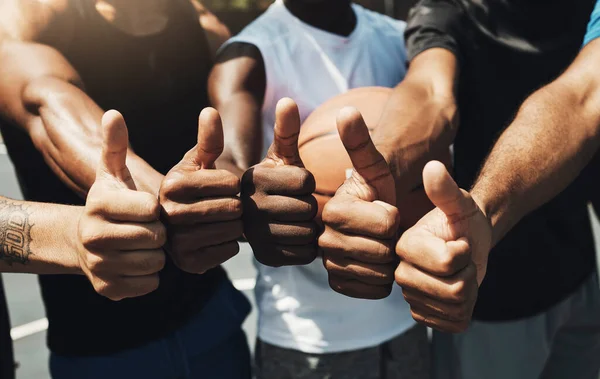 Koszykarze Ręce Kciuki Góry Grupie Świeżym Powietrzu Dla Sportu Przyjaciółmi — Zdjęcie stockowe