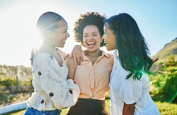 Друзья Счастливые Женщины Обнимаются Свежем Воздухе Природе Путешествуют Приключения Бликом — стоковое фото