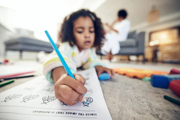 一个女孩躺在客厅的地毯上 手里拿着孩子的手 粉刷着家庭作业和铅笔 带着教科书的幼儿园幼儿的家庭 色彩学习和创造性发展活动 — 图库照片