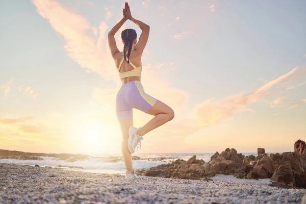 美国佛罗里达州迈阿密市的海滩 瑜伽或从事健身训练 身体锻炼或自然平衡运动的女性 呼吸或健康的禅女在日落时平静地运动 — 图库照片