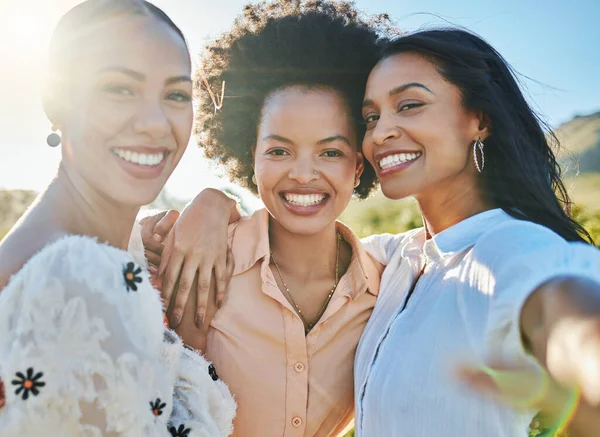 Друзі Селфі Жінки Посміхаються Портреті Обіймами Свобода Разом Відкритому Повітрі — стокове фото