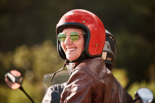 Пожилая Женщина Поездка Мотоцикле Улыбка Шлеме Солнцезащитных Очках Обратно Скорости — стоковое фото