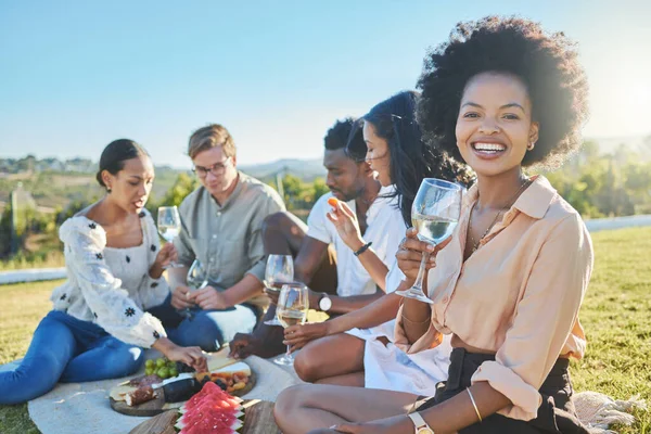 肖像画 黑人妇女和朋友野餐 庆祝和夏天 多样性 人们和公园派对 用食物 饮料和谈话来建立友谊 用爱心和联系来换取休息 活动或微笑 — 图库照片