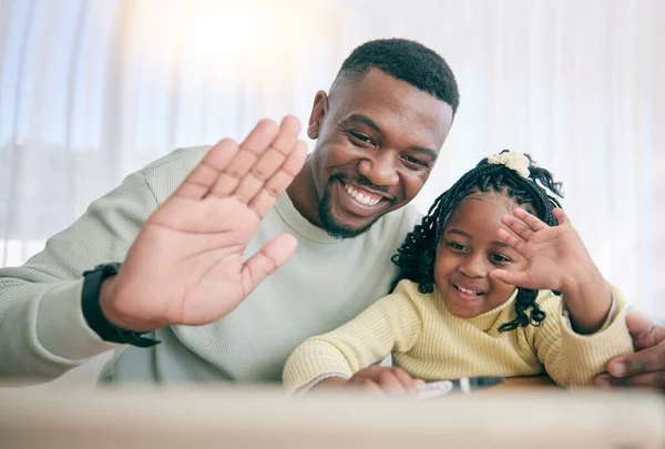 视频电话 黑人家庭和在线教育 以及父亲对儿童发展 电子学习和网络研讨会的支持 快乐的爸爸或有孩子的男人为电子学习平台的讨论 — 图库照片