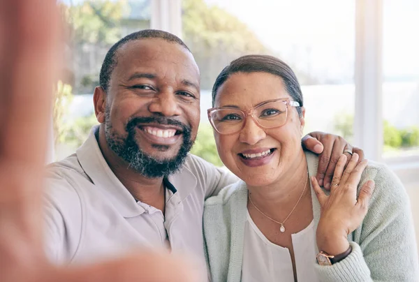 Mutlu Olgun Irklar Arası Bir Çiftin Portresi Hatıraları Birliktelikleri Ilişkileri — Stok fotoğraf