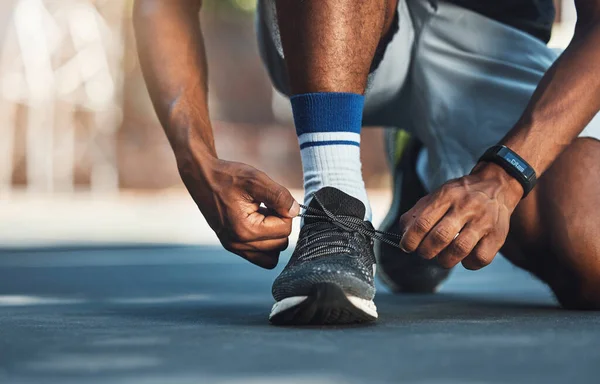 Fitness Kéz Vagy Fekete Férfi Nyakkendő Cipő Csipke Megkezdése Előtt — Stock Fotó