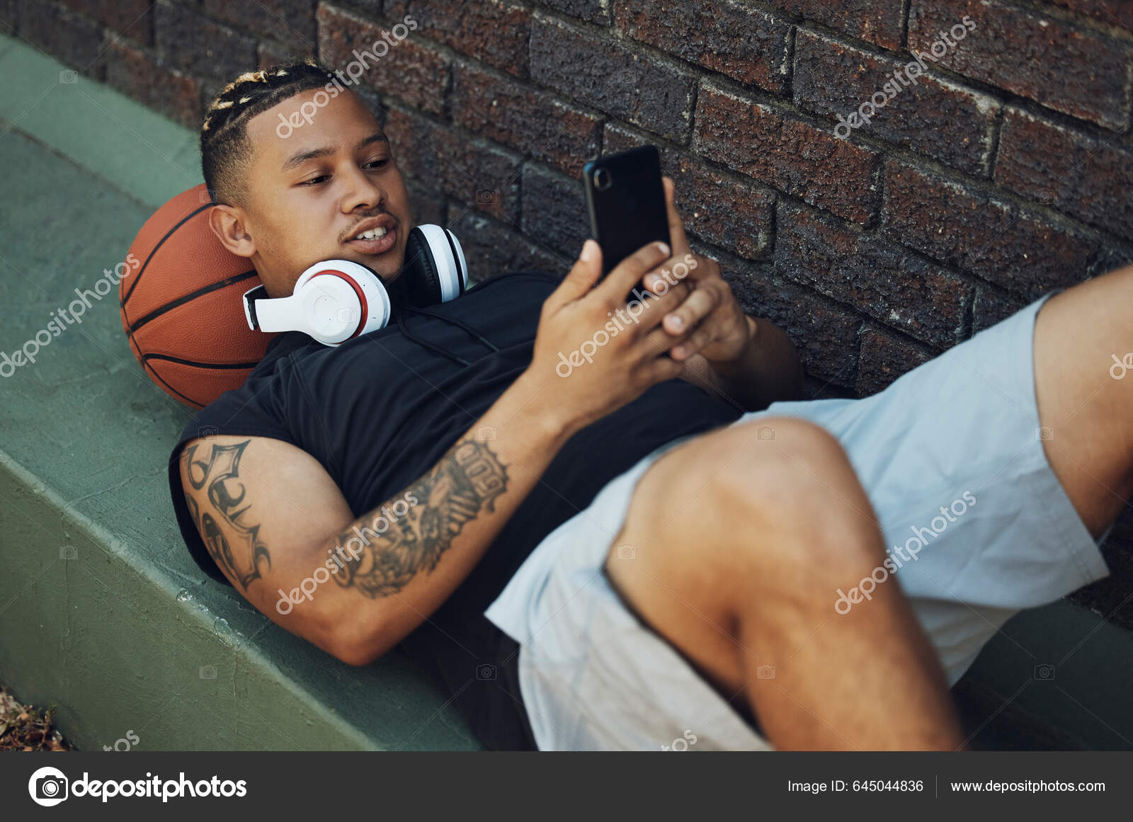 Jogador de basquete, ouvir música