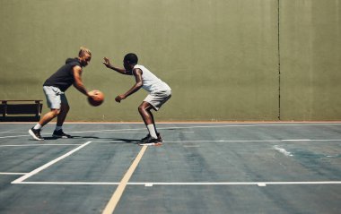 Spor, spor ve basketbol arkadaşları sağlık, kardiyo ve hız müsabakaları için basketbol sahasında antrenman yapıyorlar. Fitness, enerji ve erkekler birlikte pratik yapıyor, eğleniyor ve topla antrenman yapıyor..