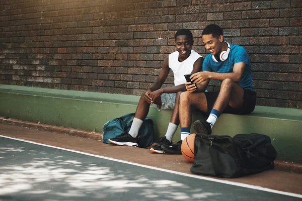 Смартфон Баскетбольні Чорні Люди Друзі Мобільним Додатком Чату Соціальних Мереж — стокове фото
