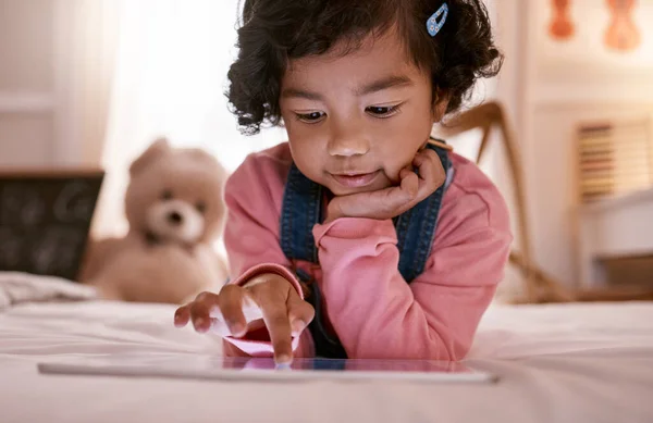 Suo Momento Preferito Girato Una Bambina Che Usa Tablet Digitale — Foto Stock