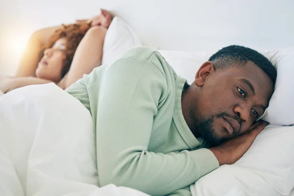 Dormitorio Conflicto Pareja Triste Hombre Negro Mañana Después Lucha Discusión —  Fotos de Stock