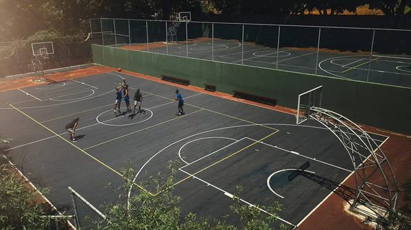 Баскетбол Відкритий Корт Спортсмени Демонструють Енергію Змаганнях Бальних Видів Спорту — стокове фото