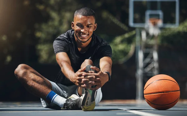 篮球运动员和男子伸展腿在室外社区球场 肌肉能量和健康的运动比赛表现 年轻的男子运动员在比赛中进行热身运动 — 图库照片