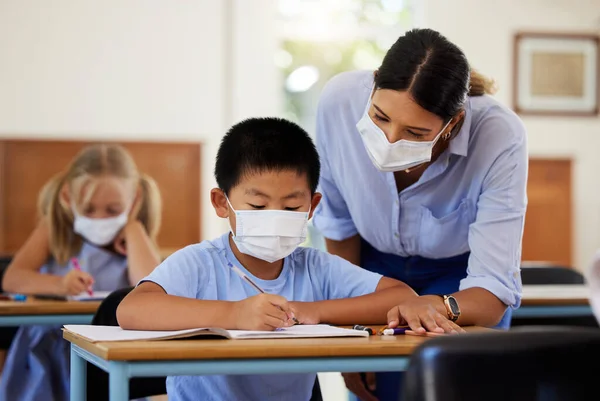 Covid Education Learning Teacher Wearing Mask Helping Male Student Class – stockfoto