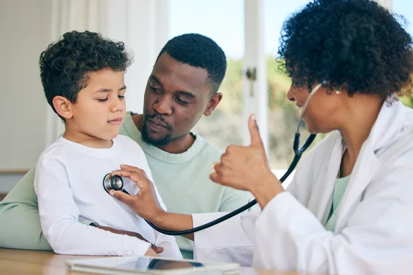 Afrikanischer Vater Kinderarzt Mit Stethoskop Und Kind Der Arztpraxis Zur — Stockfoto