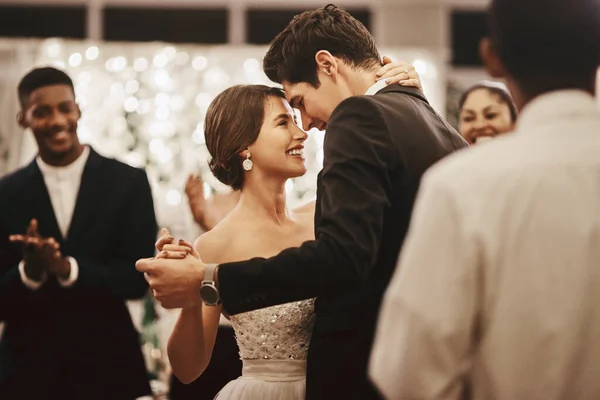 婚礼和幸福的夫妻在婚宴上为传统而跳着舞 在婚礼宴会 活动或庆祝活动中 微笑和年轻夫妇亲密地跳舞 — 图库照片