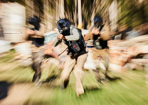 Equipe de paintball e estratégia militar com trabalho em equipe de missão e  zona de guerra com esportes ao ar livre grupo de soldados planejando plano  de jogo tático no campo de