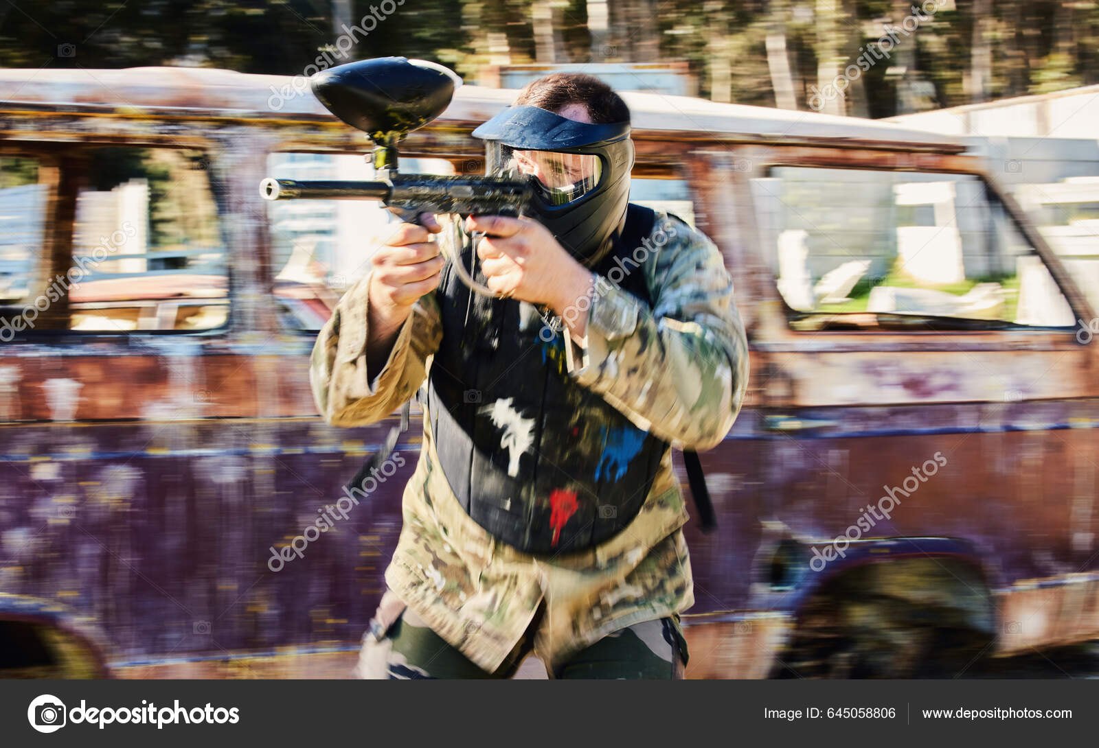 Paintball, cible ou portrait d'un homme avec un fusil dans un jeu