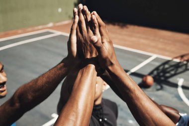 Basketbol sahasında spor arkadaşları, erkekler ya da beşlik çakmak, topluma destek olmak ya da motivasyon sağlamak. Takım oluşturma, kazanma ya da spor eğitiminde oyuncuların ellerinin kutlanması..