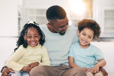 Siyah aile, ev ve çocuklar oturma odasında mutlulukla ve aile sevgisiyle portre çekerler. Ev, gülümseme ve babasıyla birlikte mutlu çocuklar. Babam da olumlu düşünüyor..