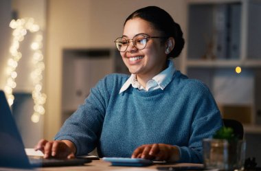 Laptop, muhasebeci ve iş kadını geceleri hesap makinesi ile muhasebe, vergi ya da bütçe üzerinde çalışıyor. Bokeh gülümseme, muhasebe ve mutlu kadın profesyonel hesaplama bilgisayar finans.