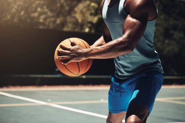 Basketbol ve yaz antrenmanı, antrenman ve egzersiz için sahada koşmak. Basketbolcu, basketbol kortu ve spor için güneş ışığında antrenman. Sızıntı ya da sağlık spora hazır olmak için.