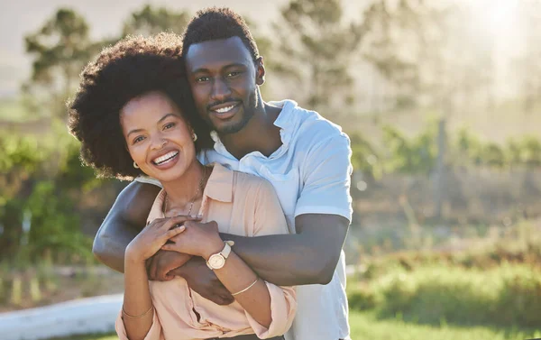 Casal Pessoas Negras Abraço Parque Retrato Com Sorriso Sol Felicidade — Fotografia de Stock
