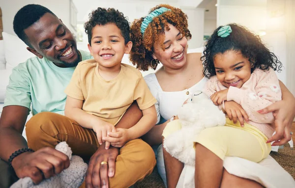Família Negra Sorriso Sofá Sala Estar Com Ligação Amor Dos — Fotografia de Stock