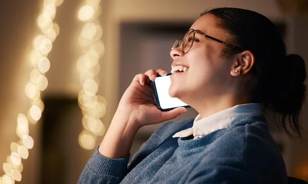 Telefon Görüşmesi Kadını Gece Ofiste Gülüşmeler Sohbet Etmek Irtibatla Konuşmak — Stok fotoğraf