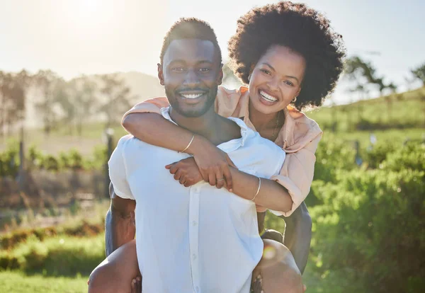Liefde Meeliften Koppel Natuur Voor Een Date Huwelijks Knuffel Glimlach — Stockfoto