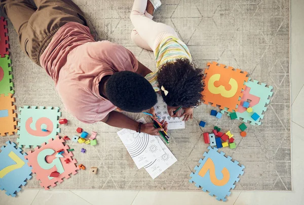 玩具和有父亲的孩子支持和帮助做家庭作业和给学校配色 客厅地毯 父母照顾和孩子从上面与爸爸和女儿的知识发展 — 图库照片