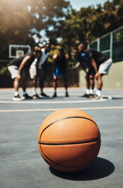 篮球运动 球类和室外场地与运动员小组或团队在休息期间的谈话策略 以激励和团队合作的街头球 美国的男性运动员为了健身和锻炼而打球 — 图库照片