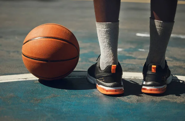 篮球运动 篮球运动员和运动员的腿与篮球场的室外健身训练密切相关 年轻的非裔美国人 户外运动和健康的生活方式动机 — 图库照片