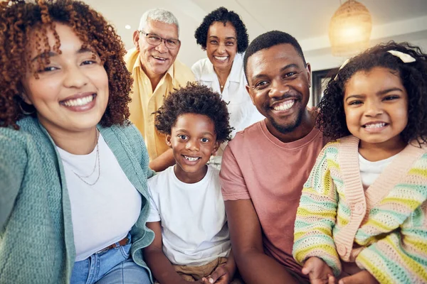 ソーシャルメディアのためのリビングルームで黒人家族との幸せ 笑顔と自撮り 絆とリラックス サポート 週末のための家の親と子供との幸福 画像と世代 — ストック写真