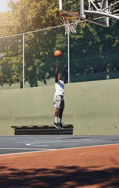 バスケットボール ジャンプ アスリートは 屋外コートでの試合やトレーニング中にゴールを決めます フィットネス スポーツ 男性は ゲームをプレイしたり バスケットボールコートで運動中にダンクにジャンプします — ストック写真