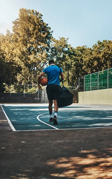 バスケットボール選手 フィットネストレーニングアスリート 屋外コートで機器と歩く アフリカ系アメリカ人スポーツマン 健康的なボール運動動機と都市フィールド上の運動ライフスタイルワーク — ストック写真