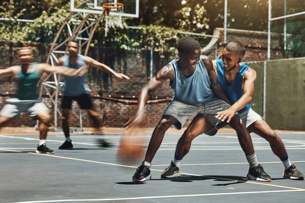 Edzés Kosárlabda Barátok Egy Kosárlabda Pályán Szórakozás Versenyképes Játék Nevetés — Stock Fotó
